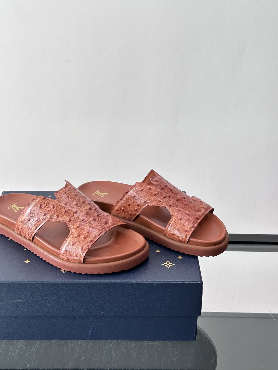 Louis Vuitton 男士皮革拖鞋​​，牛皮交叉带搭配防滑橡胶厚底，鞋垫上有 LV 暗纹 logo。 这款走的是"