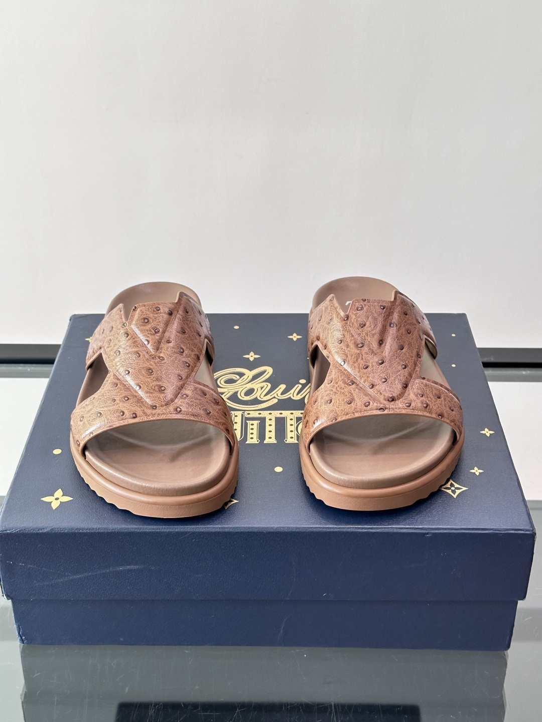 Louis Vuitton 男士皮革拖鞋​​，牛皮交叉带搭配防滑橡胶厚底，鞋垫上有 LV 暗纹 logo。 这款走的是"
