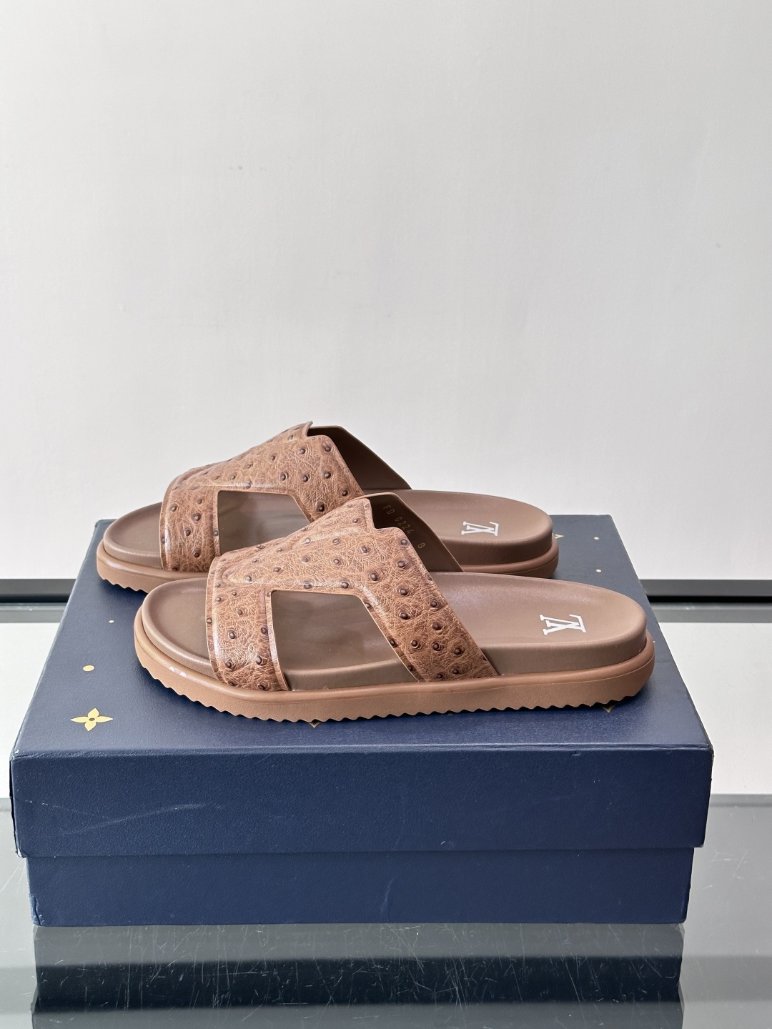Louis Vuitton 男士皮革拖鞋​​，牛皮交叉带搭配防滑橡胶厚底，鞋垫上有 LV 暗纹 logo。 这款走的是"