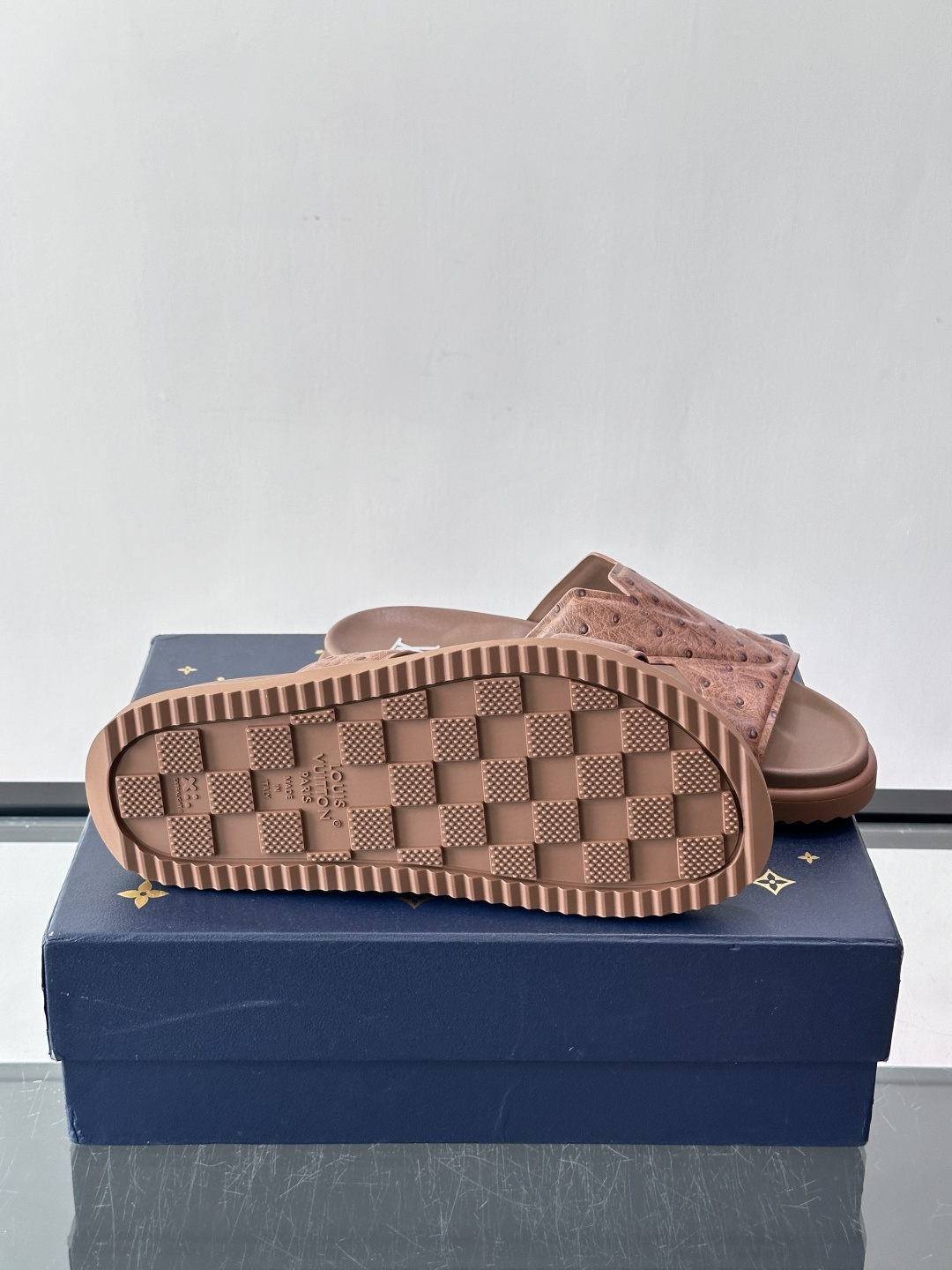 Louis Vuitton 男士皮革拖鞋​​，牛皮交叉带搭配防滑橡胶厚底，鞋垫上有 LV 暗纹 logo。 这款走的是"