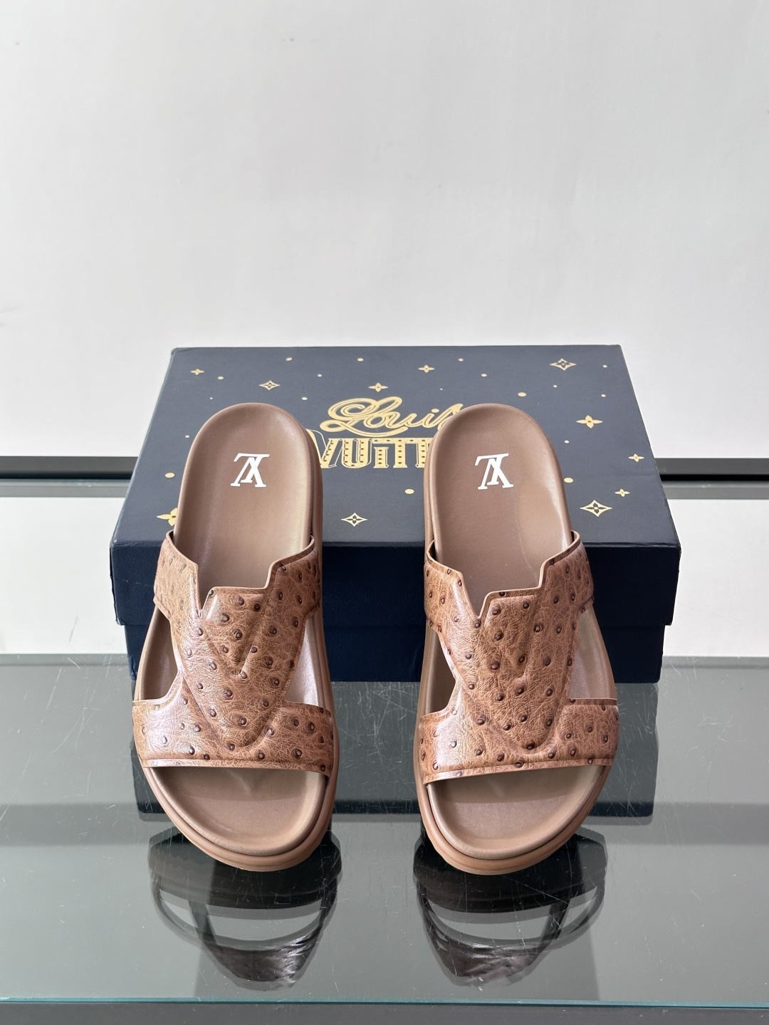 Louis Vuitton 男士皮革拖鞋​​，牛皮交叉带搭配防滑橡胶厚底，鞋垫上有 LV 暗纹 logo。 这款走的是"