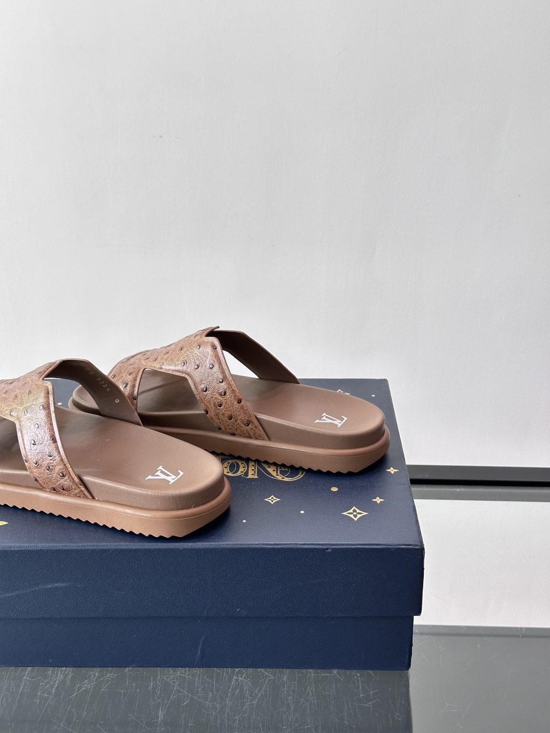Louis Vuitton 男士皮革拖鞋​​，牛皮交叉带搭配防滑橡胶厚底，鞋垫上有 LV 暗纹 logo。 这款走的是"