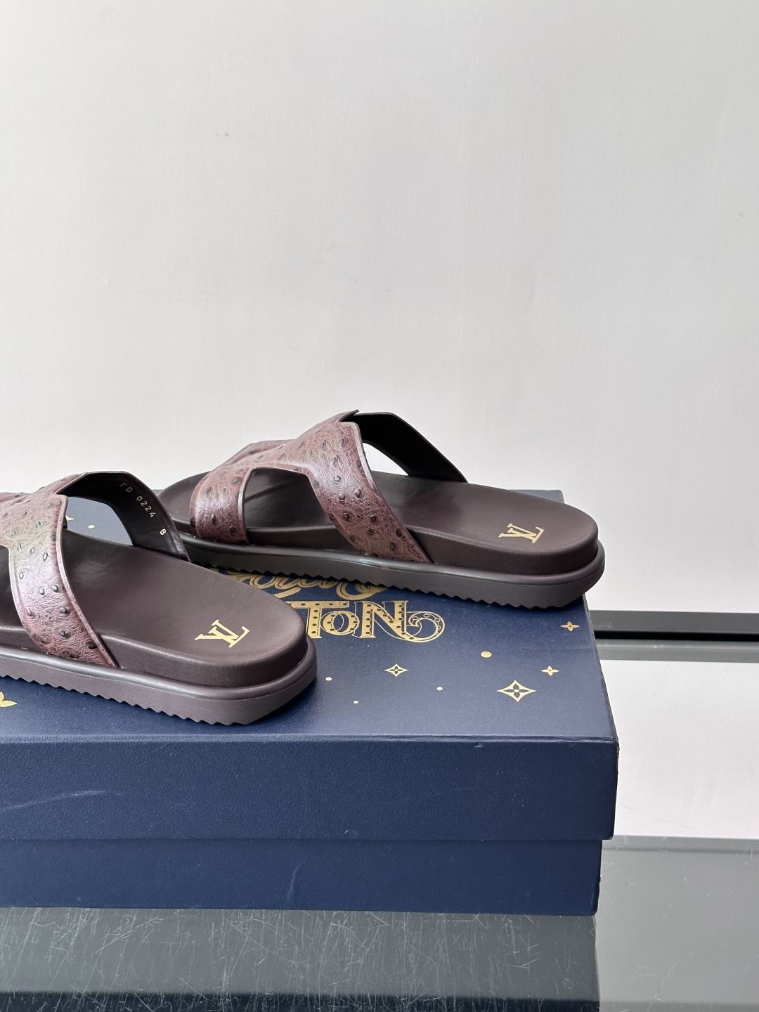 Louis Vuitton 男士皮革拖鞋,牛皮交叉带搭配防滑橡胶厚底,鞋垫上有 LV 暗纹 logo。 这款走的是" Louis Vuitton 男士皮革拖鞋,牛皮交叉带搭配防滑橡胶厚底,鞋垫上有 LV 暗纹 logo。 这款走的是"