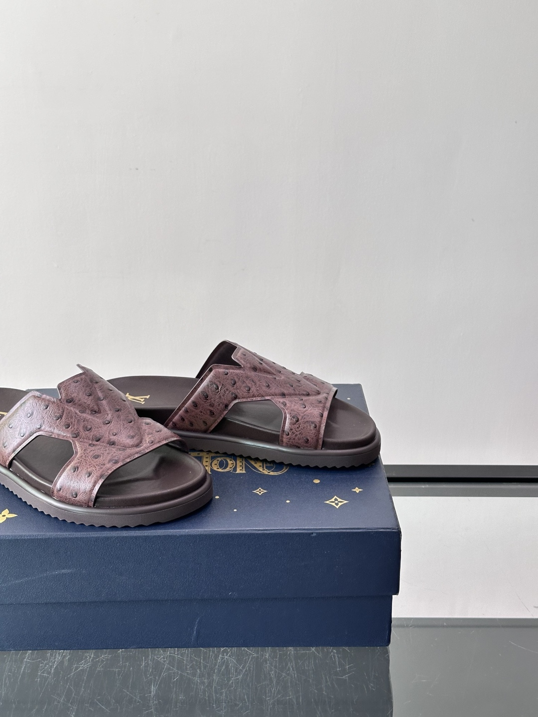 Louis Vuitton 男士皮革拖鞋,牛皮交叉带搭配防滑橡胶厚底,鞋垫上有 LV 暗纹 logo。 这款走的是" Louis Vuitton 男士皮革拖鞋,牛皮交叉带搭配防滑橡胶厚底,鞋垫上有 LV 暗纹 logo。 这款走的是"