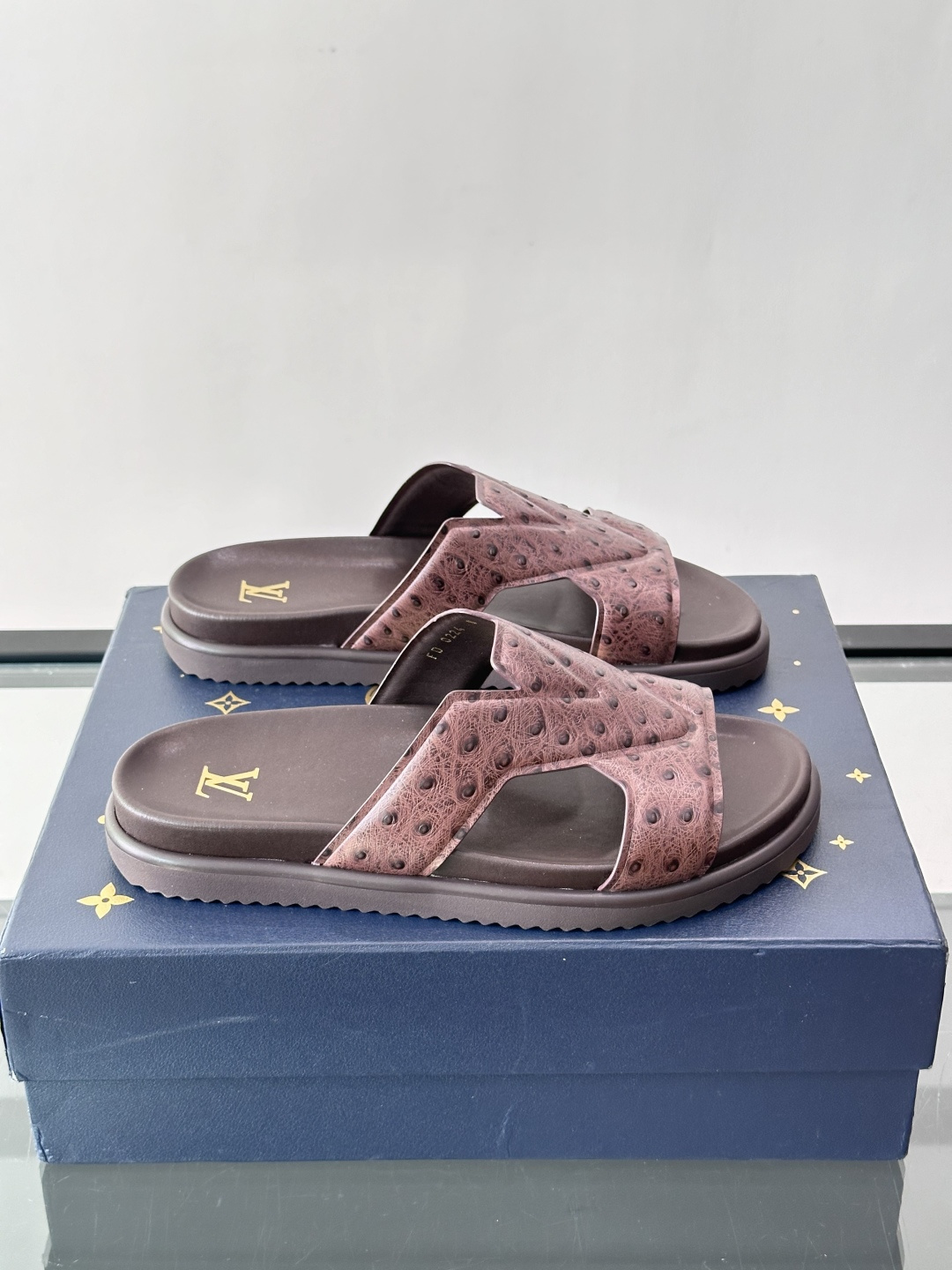 Louis Vuitton 男士皮革拖鞋,牛皮交叉带搭配防滑橡胶厚底,鞋垫上有 LV 暗纹 logo。 这款走的是" Louis Vuitton 男士皮革拖鞋,牛皮交叉带搭配防滑橡胶厚底,鞋垫上有 LV 暗纹 logo。 这款走的是"