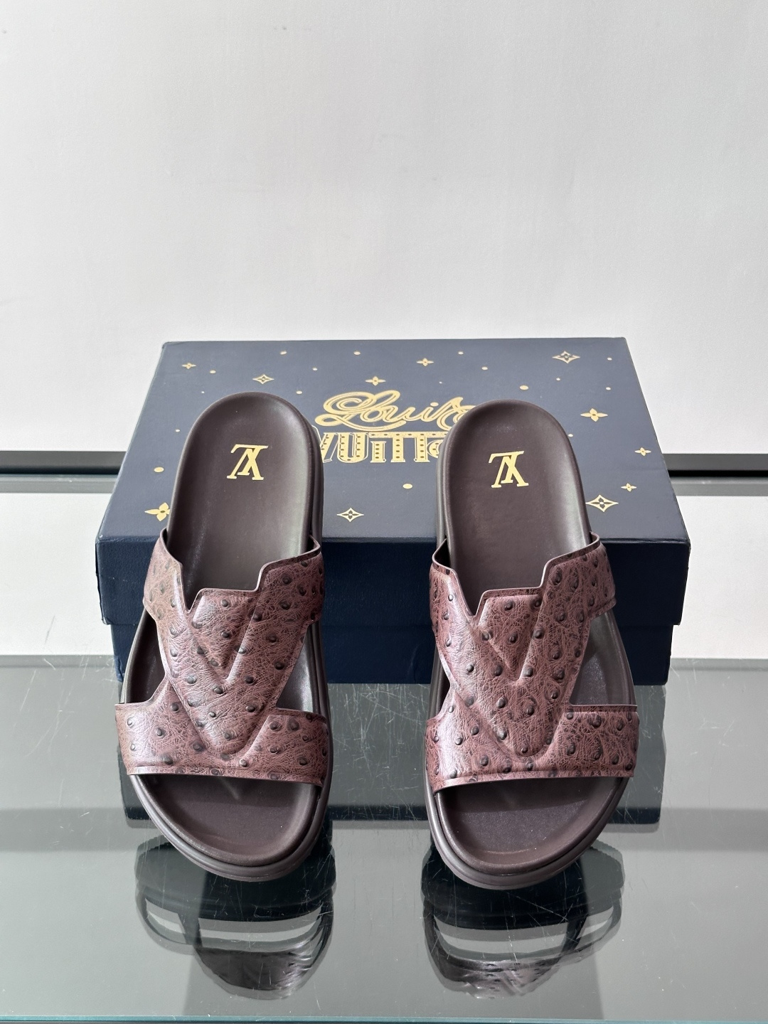 Louis Vuitton 男士皮革拖鞋,牛皮交叉带搭配防滑橡胶厚底,鞋垫上有 LV 暗纹 logo。 这款走的是" Louis Vuitton 男士皮革拖鞋,牛皮交叉带搭配防滑橡胶厚底,鞋垫上有 LV 暗纹 logo。 这款走的是"