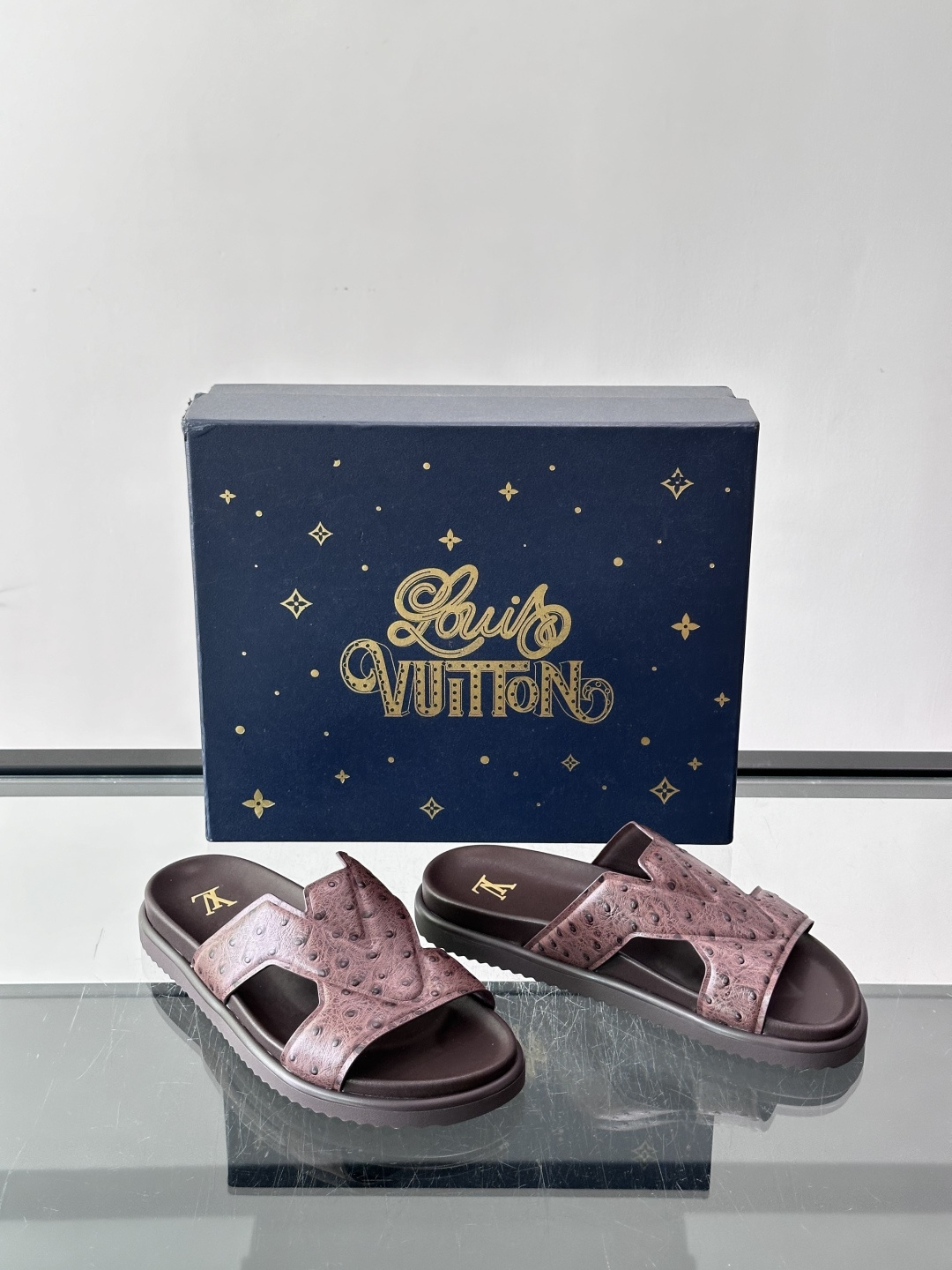 Louis Vuitton 男士皮革拖鞋,牛皮交叉带搭配防滑橡胶厚底,鞋垫上有 LV 暗纹 logo。 这款走的是" Louis Vuitton 男士皮革拖鞋,牛皮交叉带搭配防滑橡胶厚底,鞋垫上有 LV 暗纹 logo。 这款走的是"
