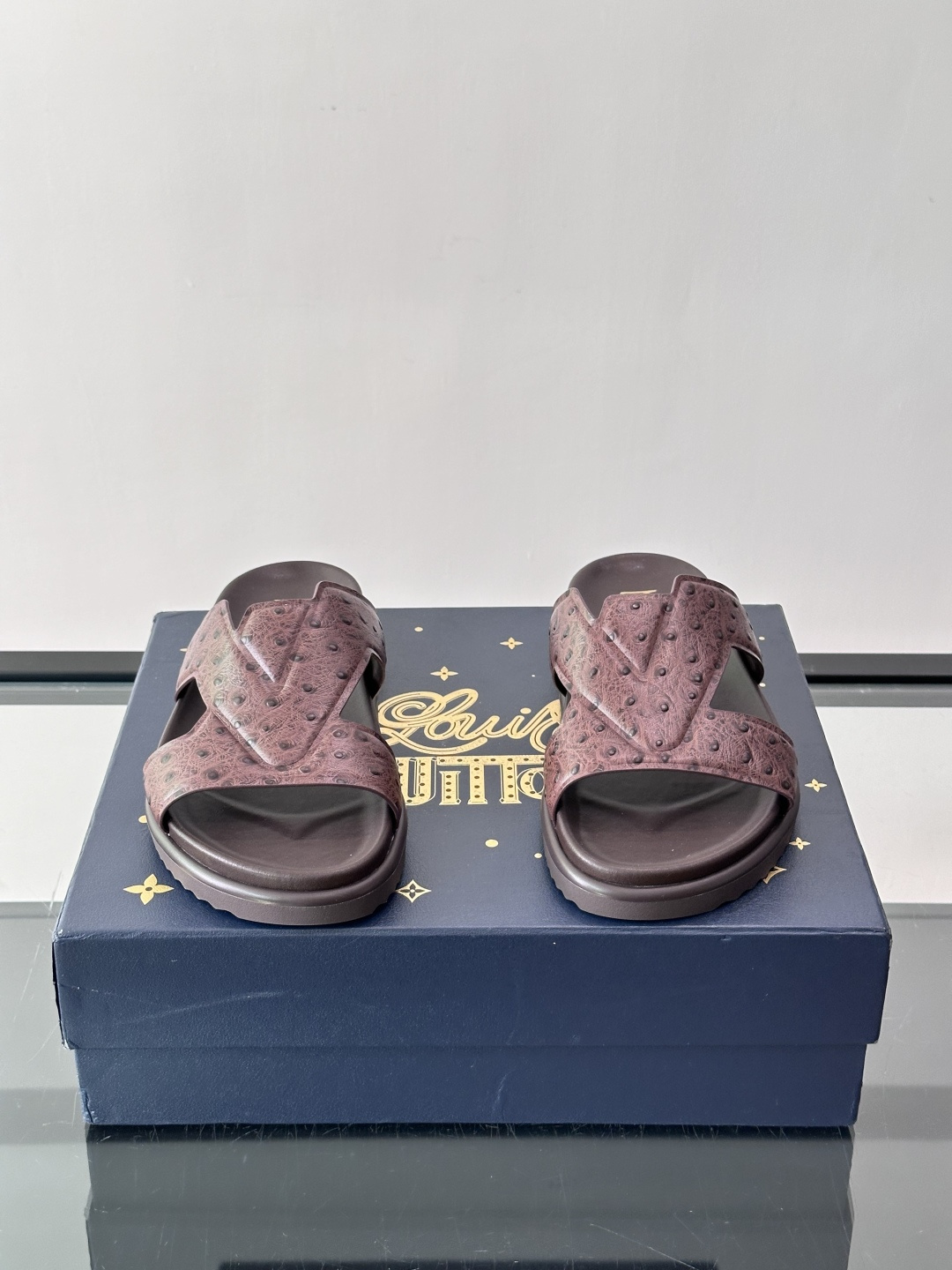 Louis Vuitton 男士皮革拖鞋,牛皮交叉带搭配防滑橡胶厚底,鞋垫上有 LV 暗纹 logo。 这款走的是" Louis Vuitton 男士皮革拖鞋,牛皮交叉带搭配防滑橡胶厚底,鞋垫上有 LV 暗纹 logo。 这款走的是"