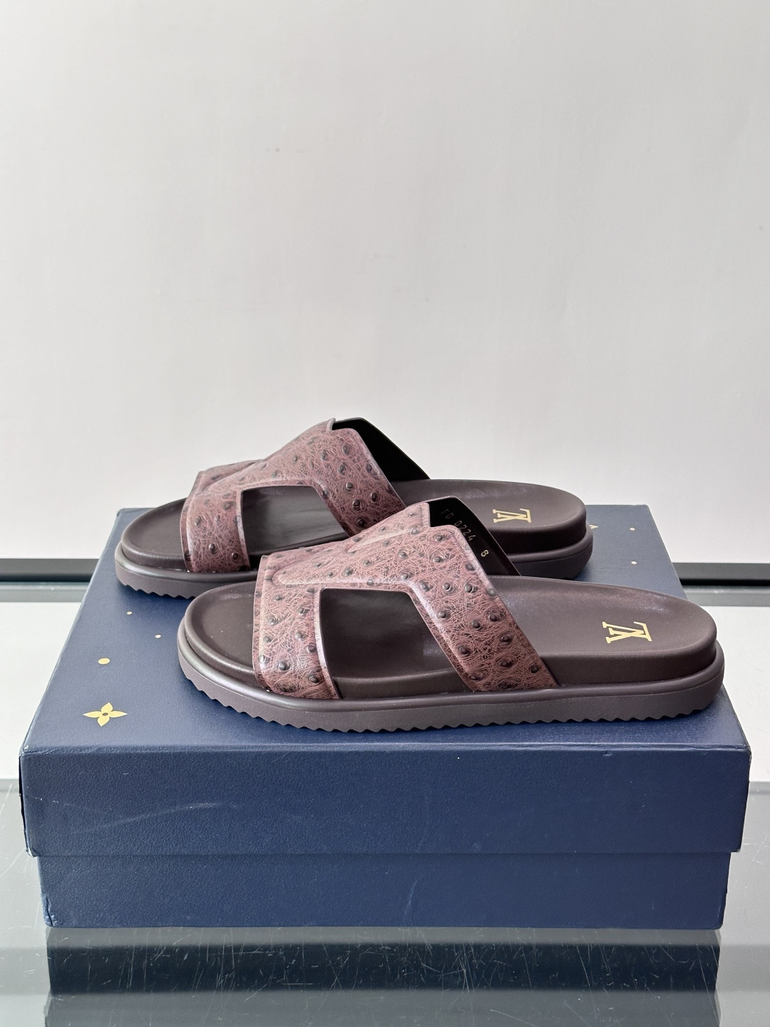 Louis Vuitton 男士皮革拖鞋,牛皮交叉带搭配防滑橡胶厚底,鞋垫上有 LV 暗纹 logo。 这款走的是" Louis Vuitton 男士皮革拖鞋,牛皮交叉带搭配防滑橡胶厚底,鞋垫上有 LV 暗纹 logo。 这款走的是"