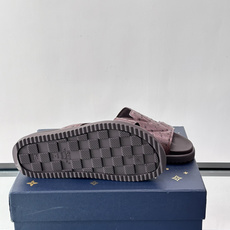 Louis Vuitton 男士皮革拖鞋,牛皮交叉带搭配防滑橡胶厚底,鞋垫上有 LV 暗纹 logo。 这款走的是" Louis Vuitton 男士皮革拖鞋,牛皮交叉带搭配防滑橡胶厚底,鞋垫上有 LV 暗纹 logo。 这款走的是"