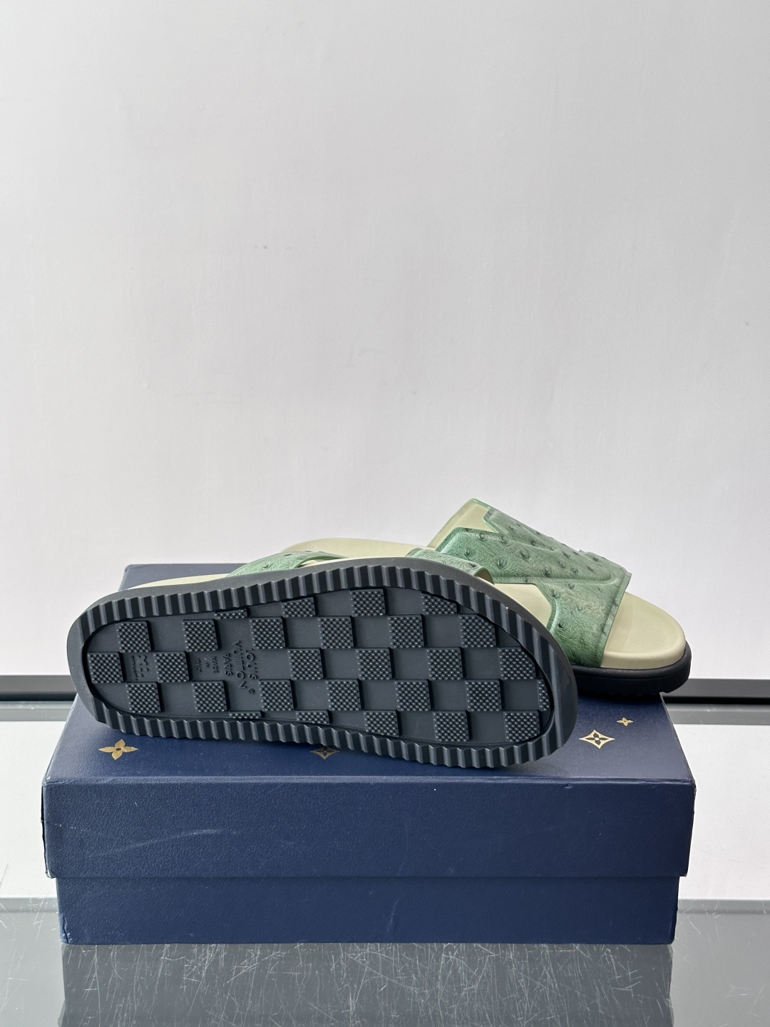 Louis Vuitton 男士皮革拖鞋​​，牛皮交叉带搭配防滑橡胶厚底，鞋垫上有 LV 暗纹 logo。 这款走的是"