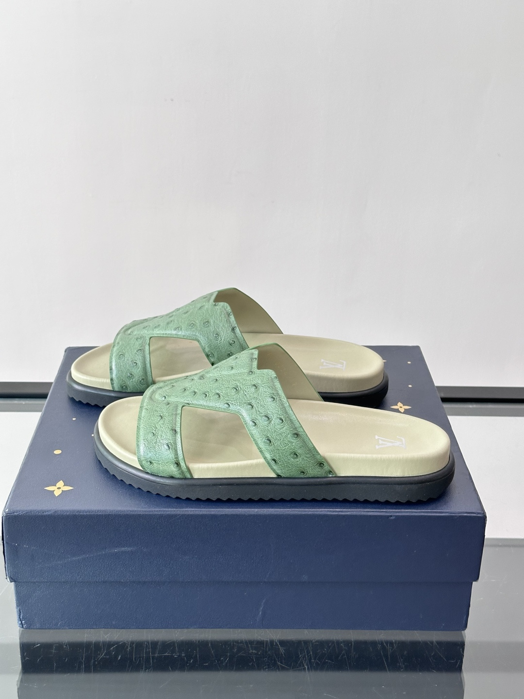 Louis Vuitton 男士皮革拖鞋​​，牛皮交叉带搭配防滑橡胶厚底，鞋垫上有 LV 暗纹 logo。 这款走的是"