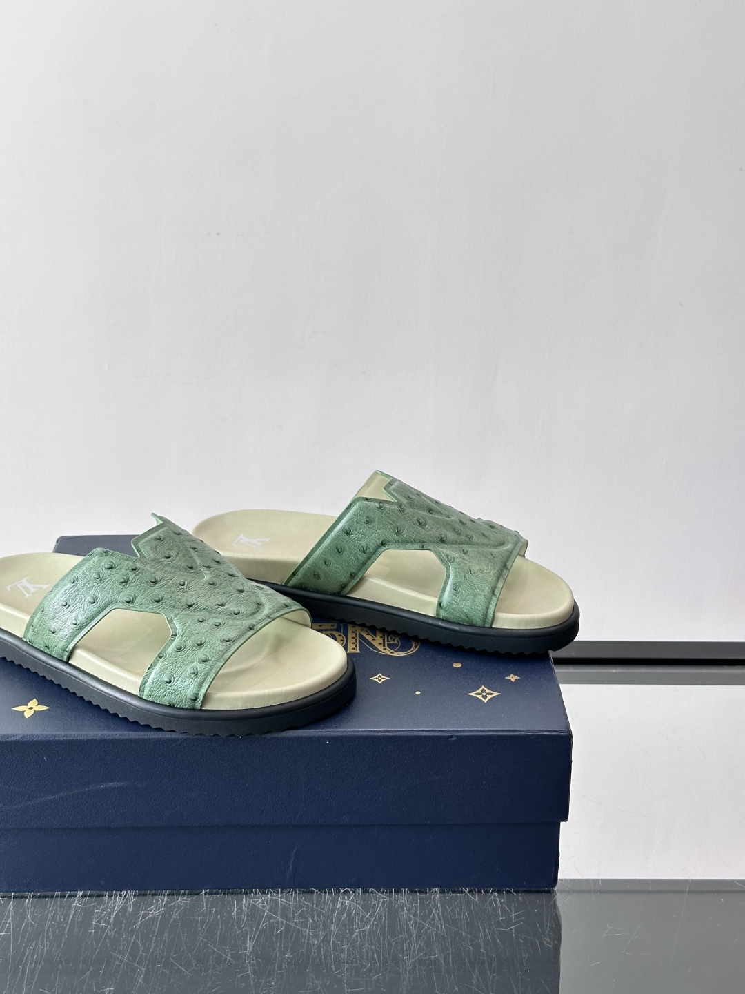Louis Vuitton 男士皮革拖鞋​​，牛皮交叉带搭配防滑橡胶厚底，鞋垫上有 LV 暗纹 logo。 这款走的是"