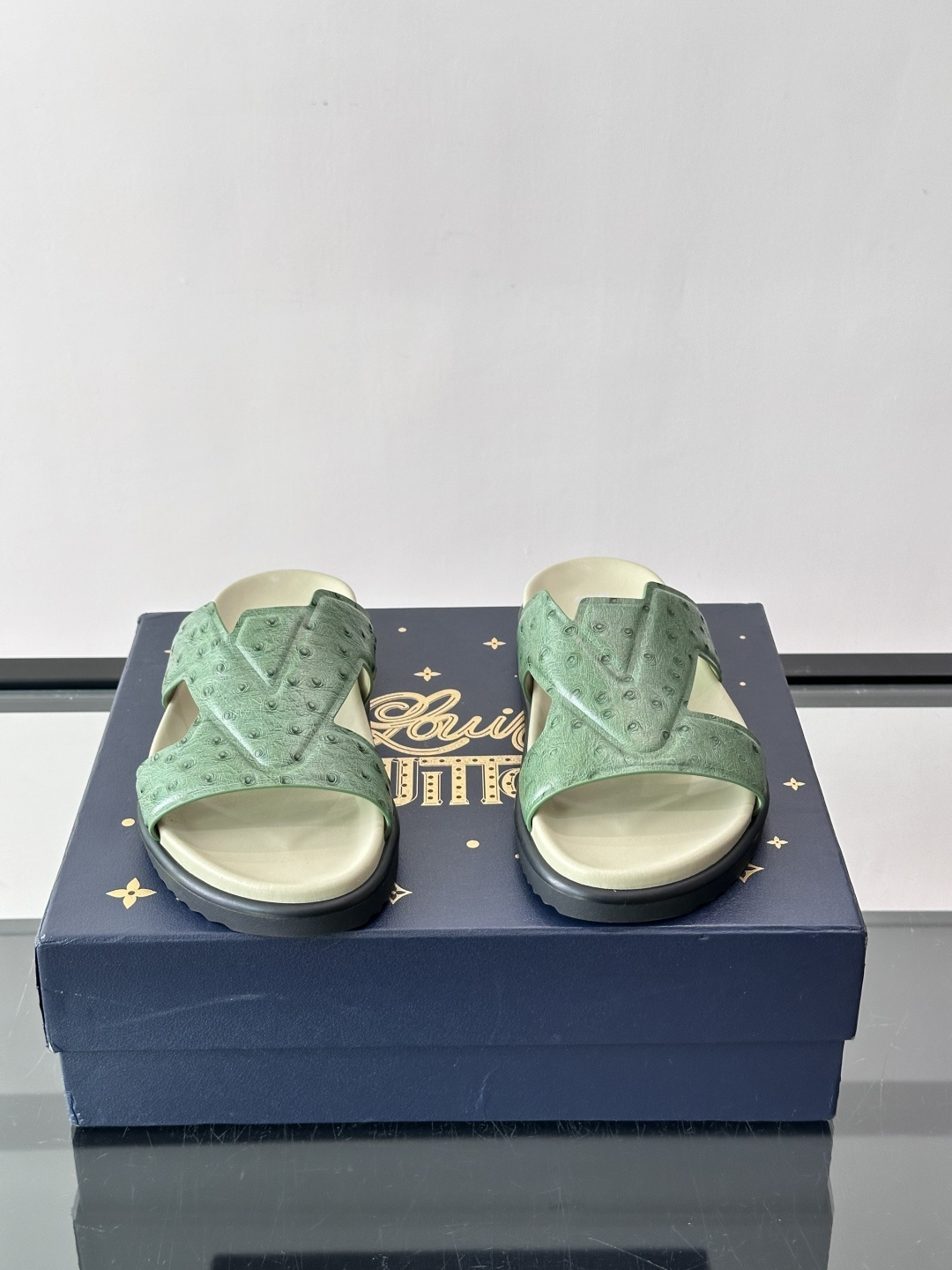 Louis Vuitton 男士皮革拖鞋​​，牛皮交叉带搭配防滑橡胶厚底，鞋垫上有 LV 暗纹 logo。 这款走的是"