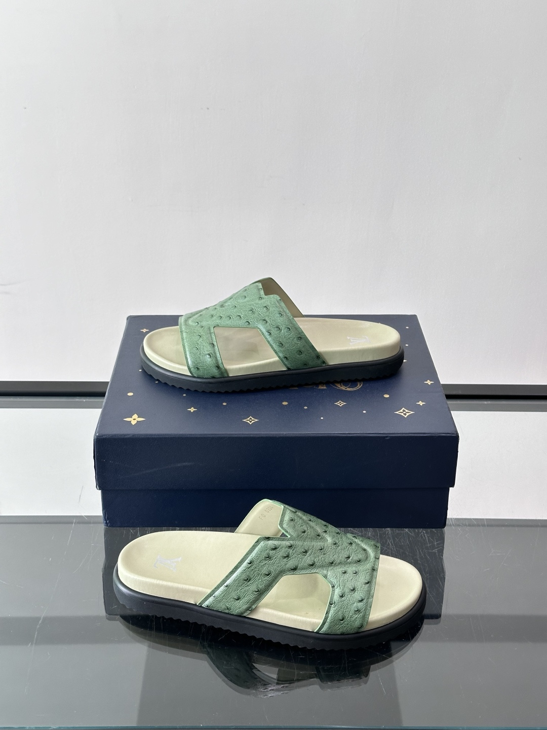 Louis Vuitton 男士皮革拖鞋​​，牛皮交叉带搭配防滑橡胶厚底，鞋垫上有 LV 暗纹 logo。 这款走的是"