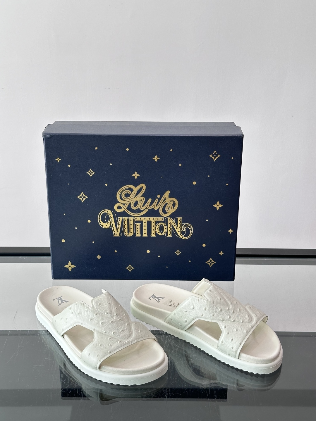 Louis Vuitton 男士皮革拖鞋​​，牛皮交叉带搭配防滑橡胶厚底，鞋垫上有 LV 暗纹 logo。 这款走的是"