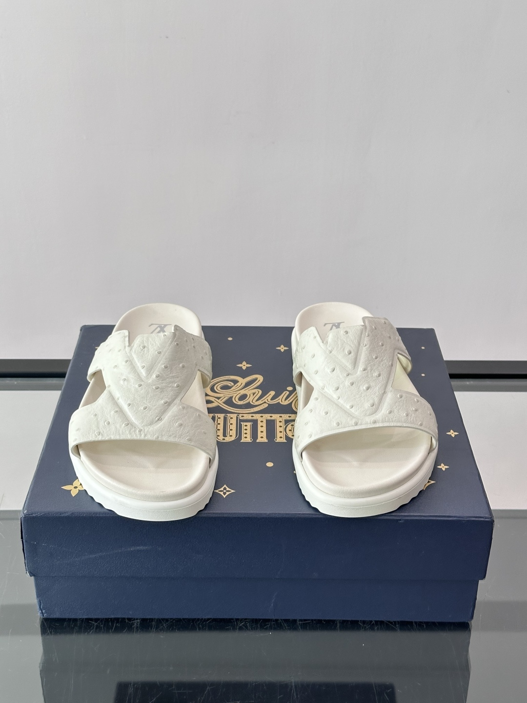 Louis Vuitton 男士皮革拖鞋​​，牛皮交叉带搭配防滑橡胶厚底，鞋垫上有 LV 暗纹 logo。 这款走的是"
