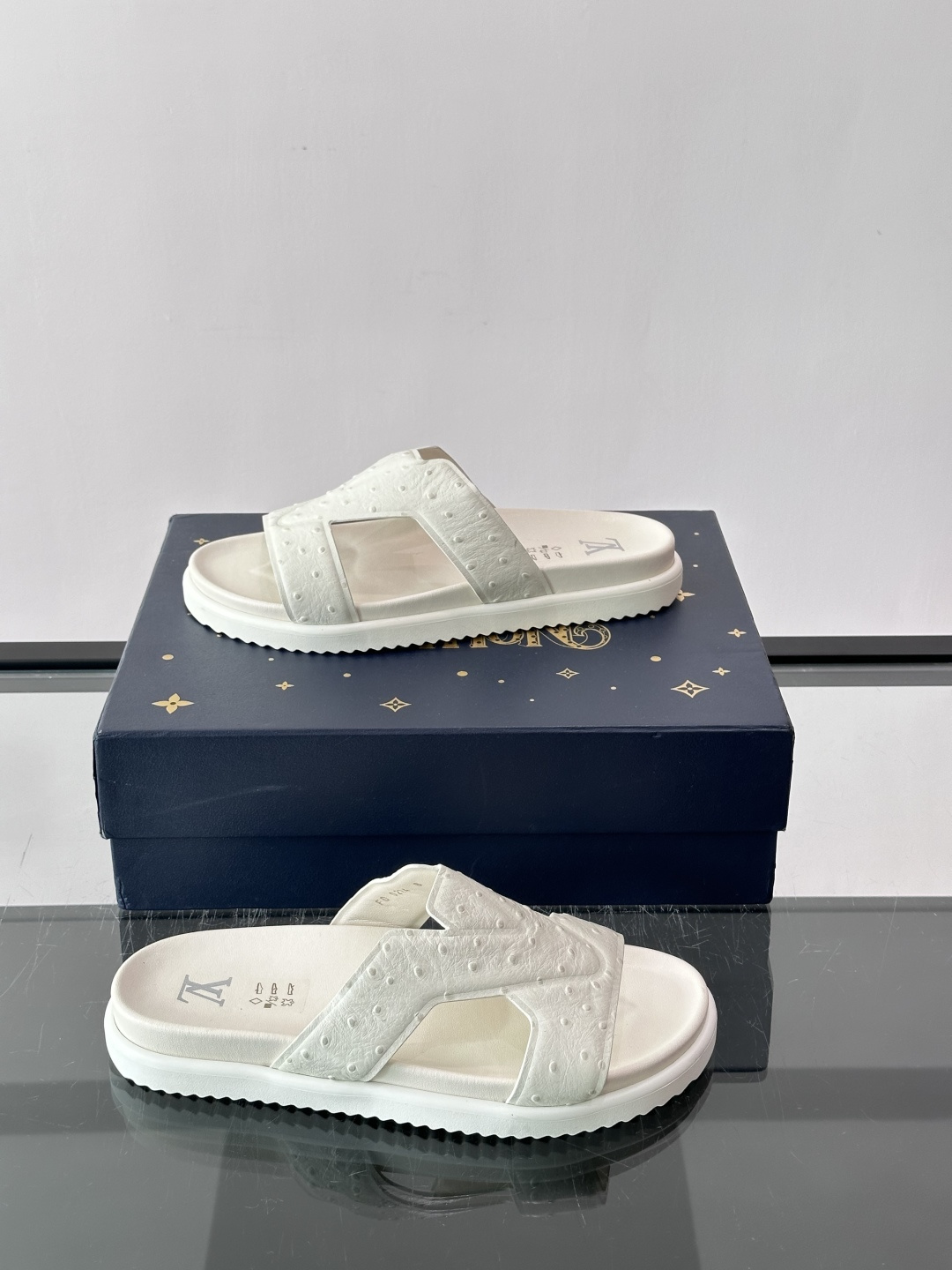 Louis Vuitton 男士皮革拖鞋​​，牛皮交叉带搭配防滑橡胶厚底，鞋垫上有 LV 暗纹 logo。 这款走的是"