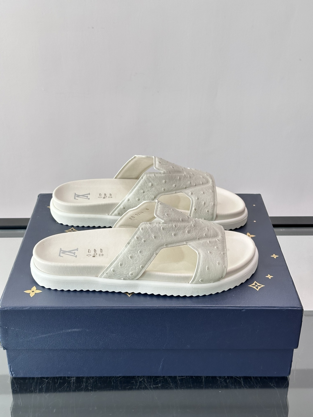 Louis Vuitton 男士皮革拖鞋,牛皮交叉带搭配防滑橡胶厚底,鞋垫上有 LV 暗纹 logo。 这款走的是" Louis Vuitton 男士皮革拖鞋,牛皮交叉带搭配防滑橡胶厚底,鞋垫上有 LV 暗纹 logo。 这款走的是"