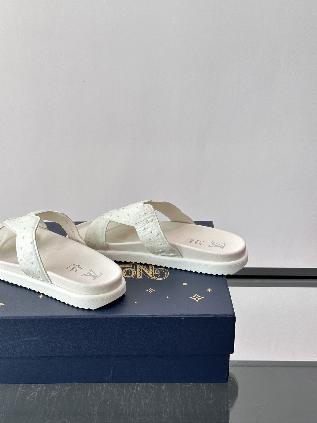 Louis Vuitton 男士皮革拖鞋​​，牛皮交叉带搭配防滑橡胶厚底，鞋垫上有 LV 暗纹 logo。 这款走的是"
