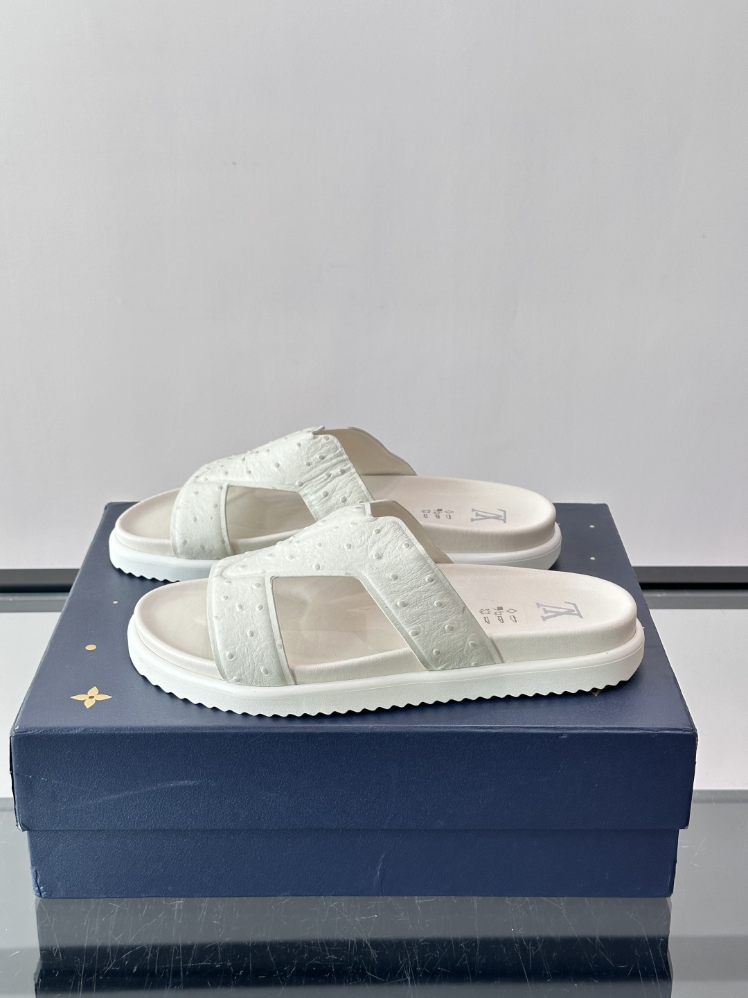 Louis Vuitton 男士皮革拖鞋​​，牛皮交叉带搭配防滑橡胶厚底，鞋垫上有 LV 暗纹 logo。 这款走的是"