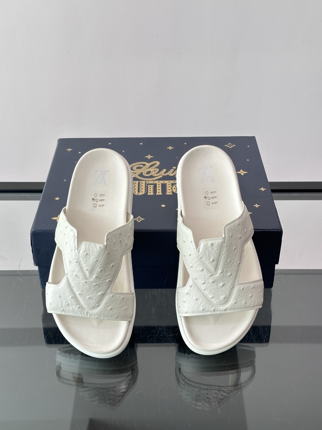 Louis Vuitton 男士皮革拖鞋​​，牛皮交叉带搭配防滑橡胶厚底，鞋垫上有 LV 暗纹 logo。 这款走的是"