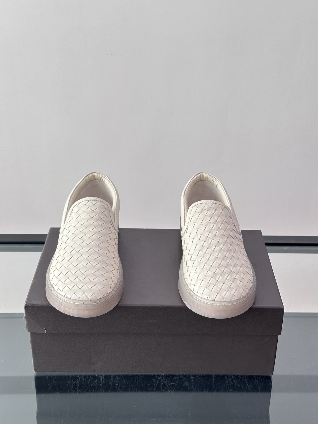 ​​Bottega Veneta Intrecciato 编织皮革一脚蹬​​，牛皮编织鞋面，透明橡胶底。 BV 的 In