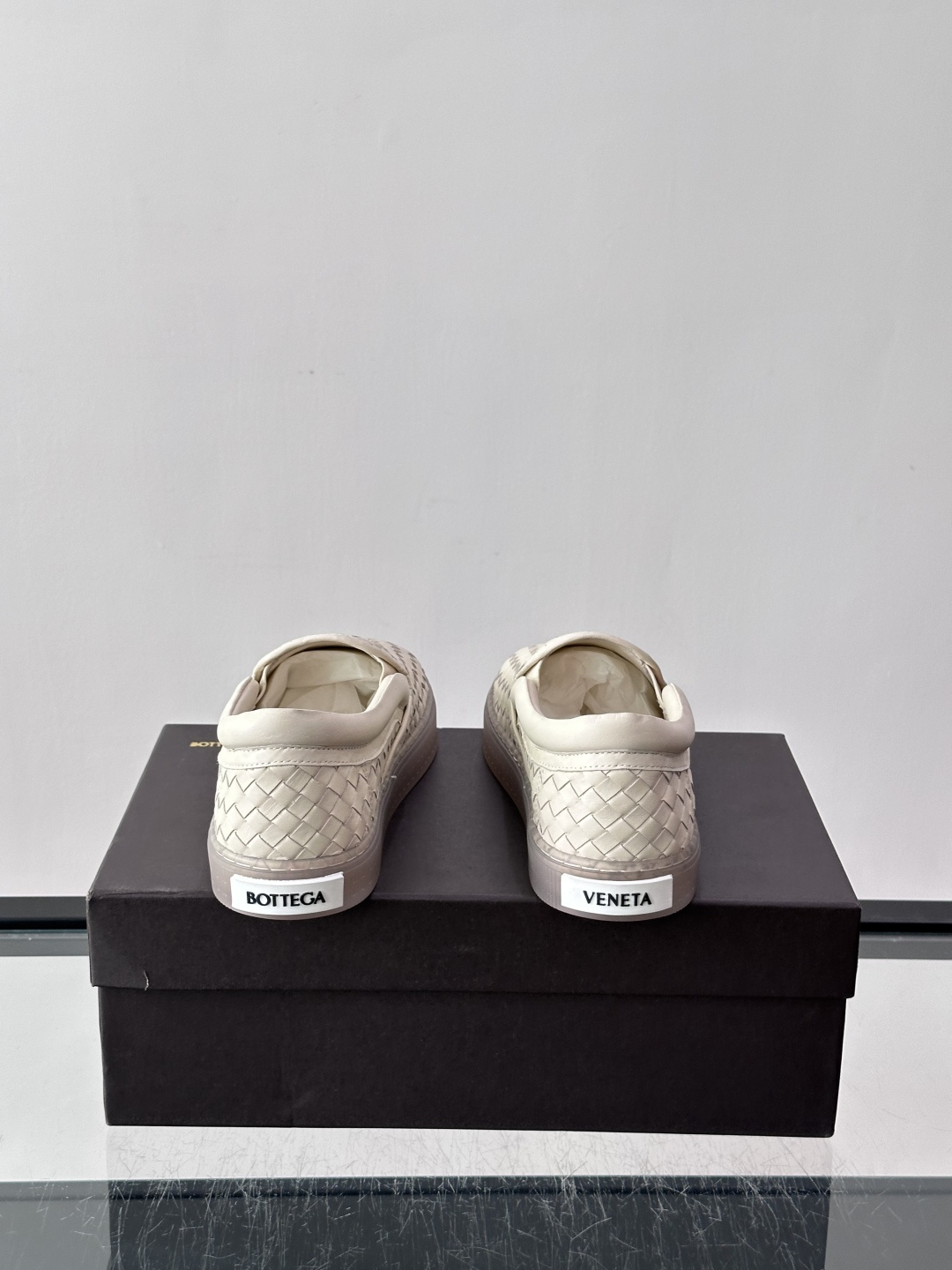 ​​Bottega Veneta Intrecciato 编织皮革一脚蹬​​，牛皮编织鞋面，透明橡胶底。 BV 的 In