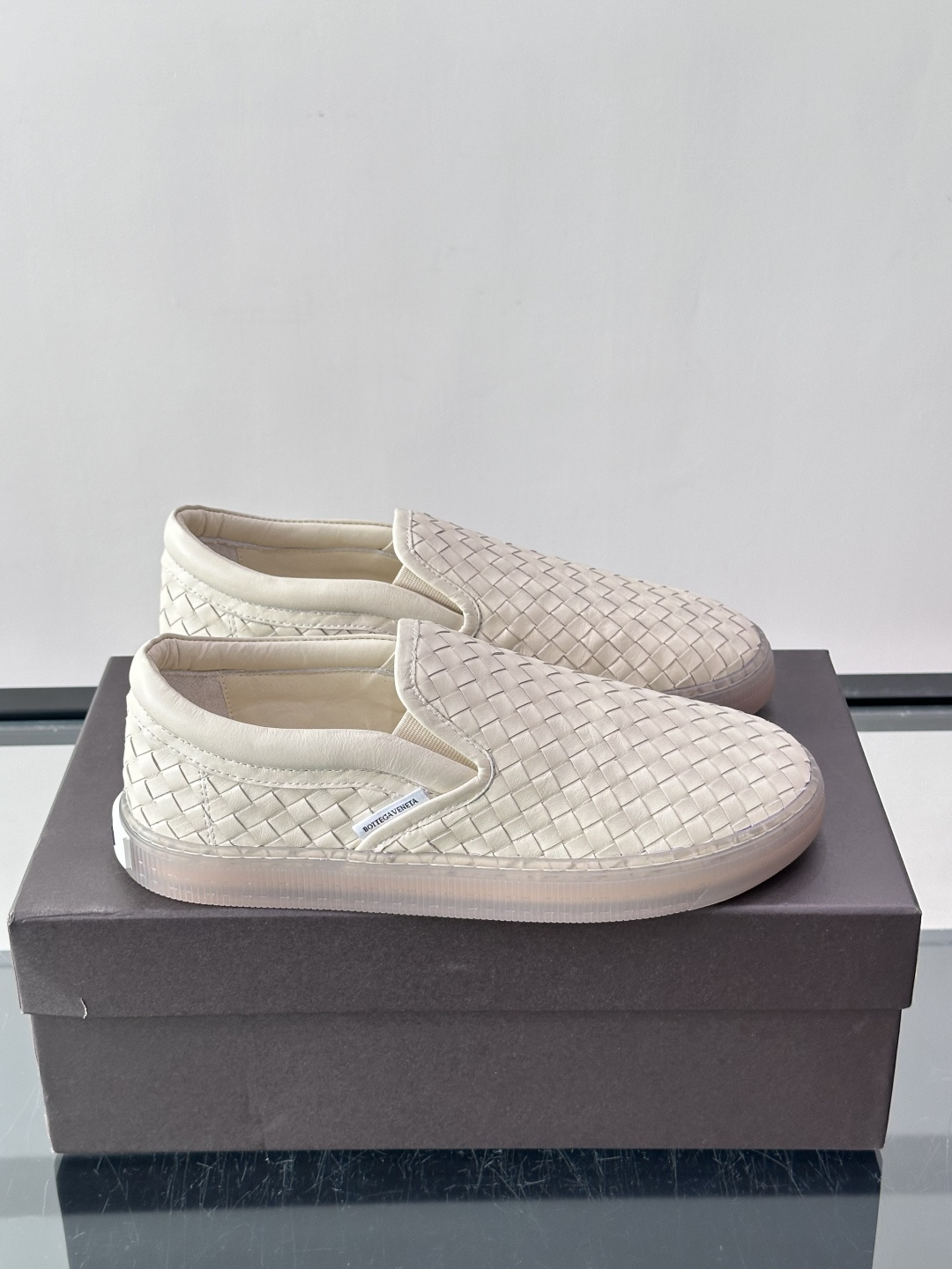 Bottega Veneta Intrecciato 编织皮革一脚蹬,牛皮编织鞋面,透明橡胶底。 BV 的 In Bottega Veneta Intrecciato 编织皮革一脚蹬,牛皮编织鞋面,透明橡胶底。 BV 的 In