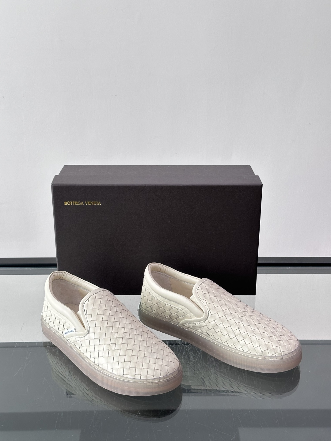 ​​Bottega Veneta Intrecciato 编织皮革一脚蹬​​，牛皮编织鞋面，透明橡胶底。 BV 的 In