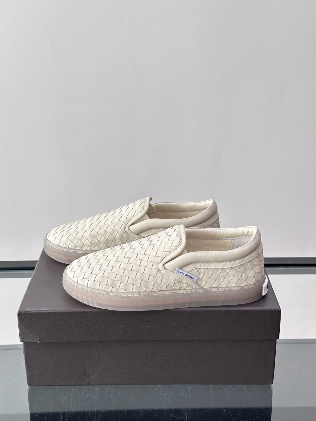 ​​Bottega Veneta Intrecciato 编织皮革一脚蹬​​，牛皮编织鞋面，透明橡胶底。 BV 的 In