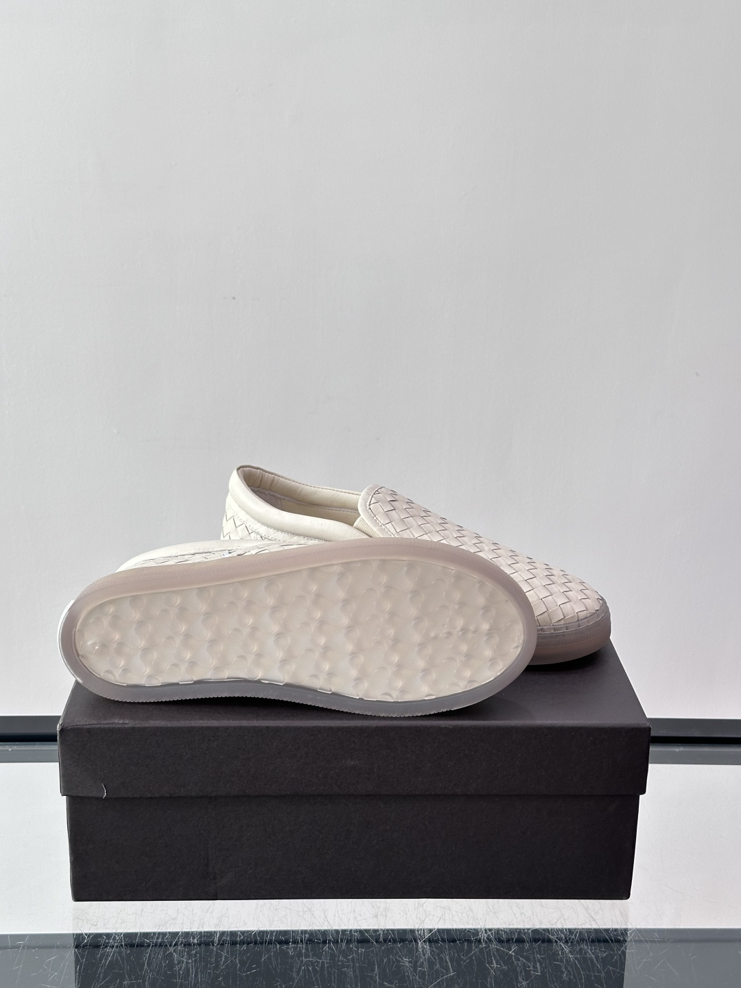​​Bottega Veneta Intrecciato 编织皮革一脚蹬​​，牛皮编织鞋面，透明橡胶底。 BV 的 In
