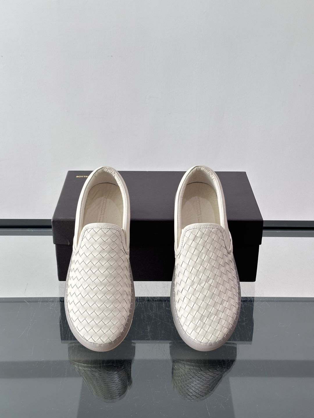 ​​Bottega Veneta Intrecciato 编织皮革一脚蹬​​，牛皮编织鞋面，透明橡胶底。 BV 的 In