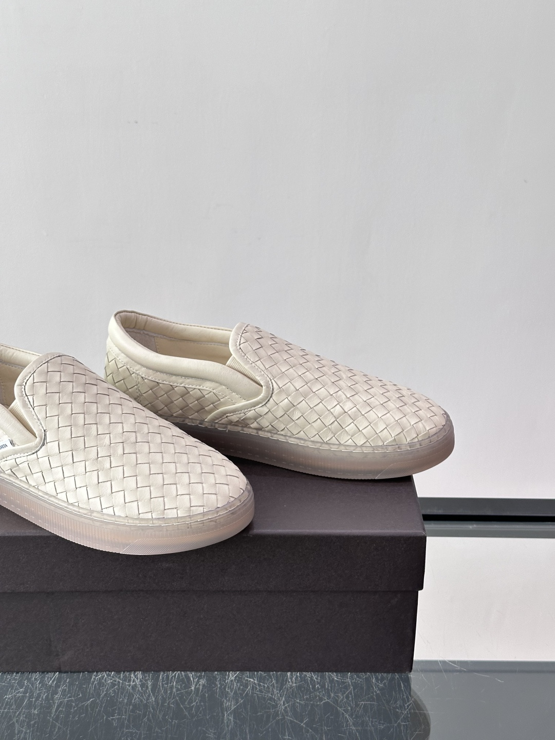 ​​Bottega Veneta Intrecciato 编织皮革一脚蹬​​，牛皮编织鞋面，透明橡胶底。 BV 的 In