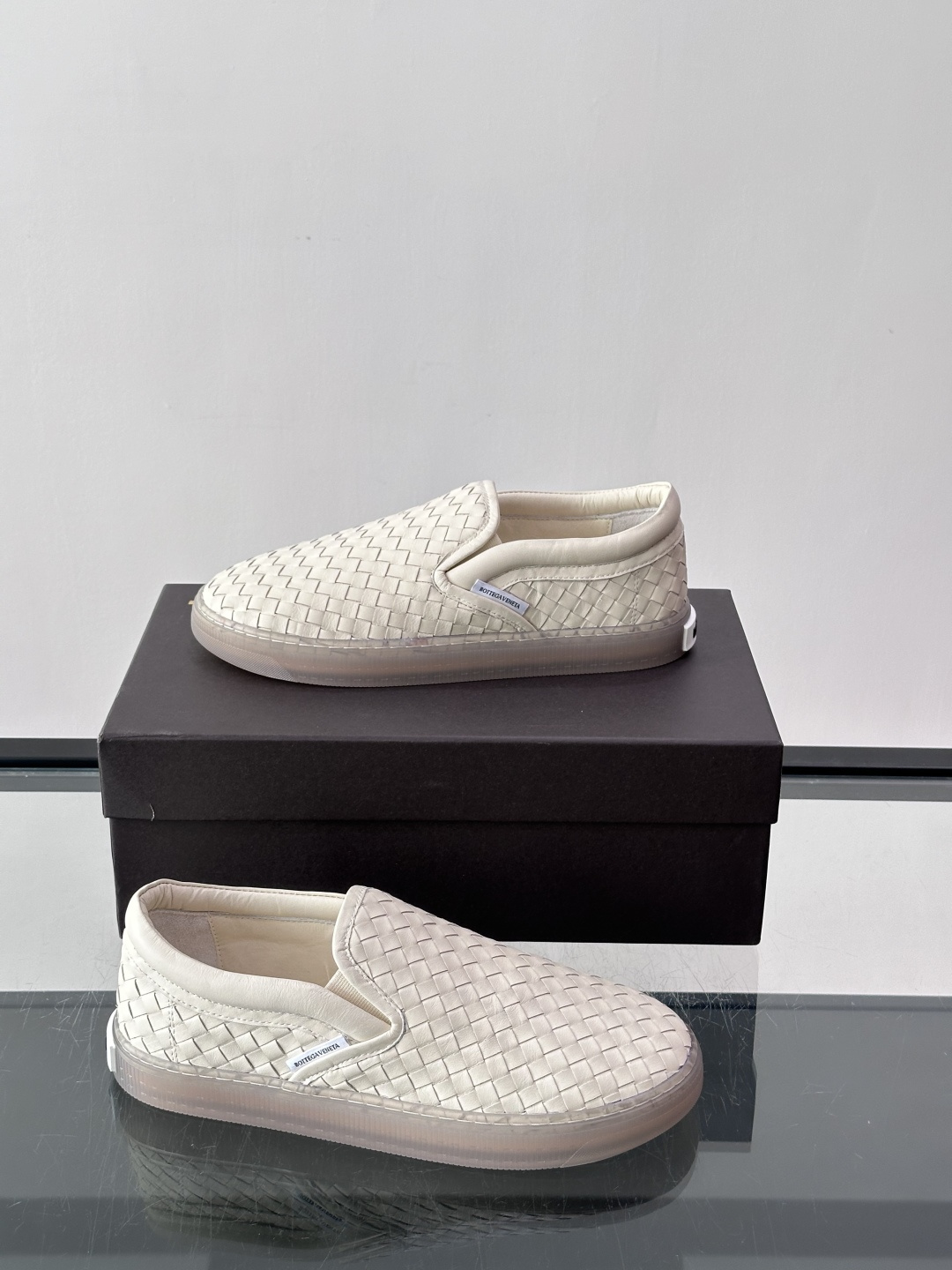 ​​Bottega Veneta Intrecciato 编织皮革一脚蹬​​，牛皮编织鞋面，透明橡胶底。 BV 的 In