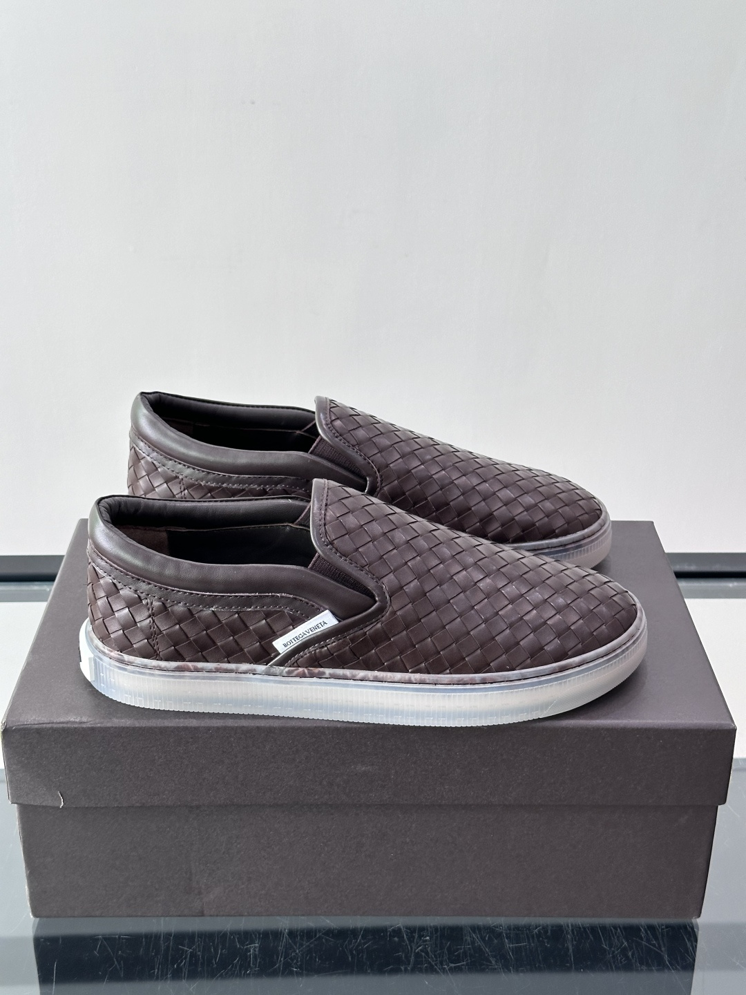 Bottega Veneta Intrecciato 编织皮革一脚蹬,牛皮编织鞋面,透明橡胶底。 BV 的 In Bottega Veneta Intrecciato 编织皮革一脚蹬,牛皮编织鞋面,透明橡胶底。 BV 的 In