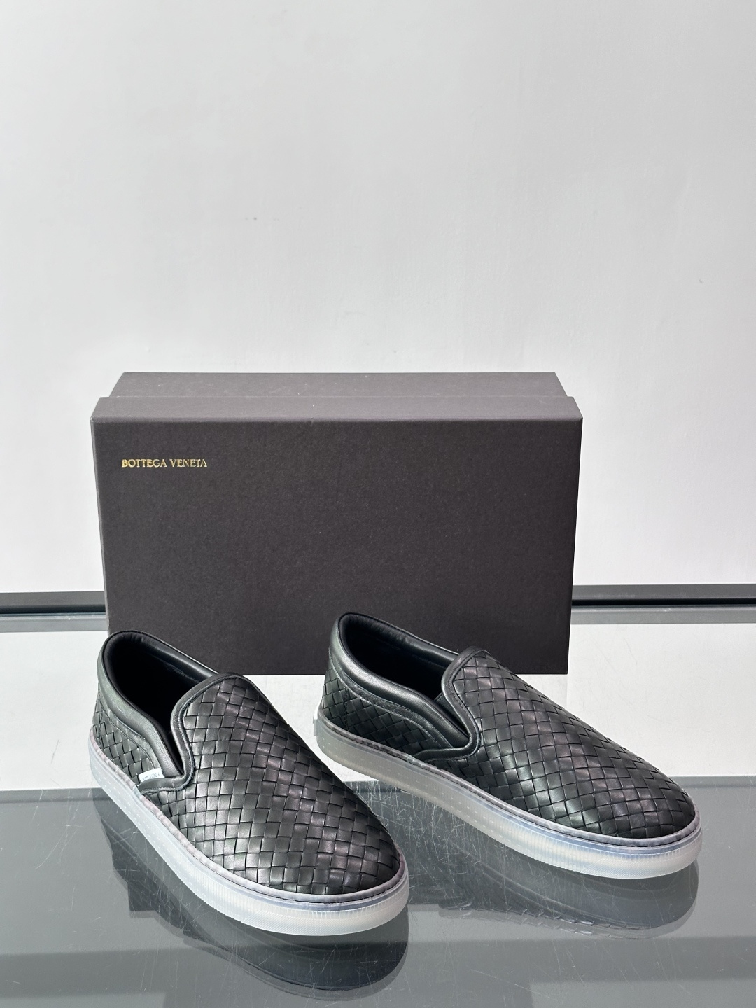 ​​Bottega Veneta Intrecciato 编织皮革一脚蹬​​，牛皮编织鞋面，透明橡胶底。 BV 的 In