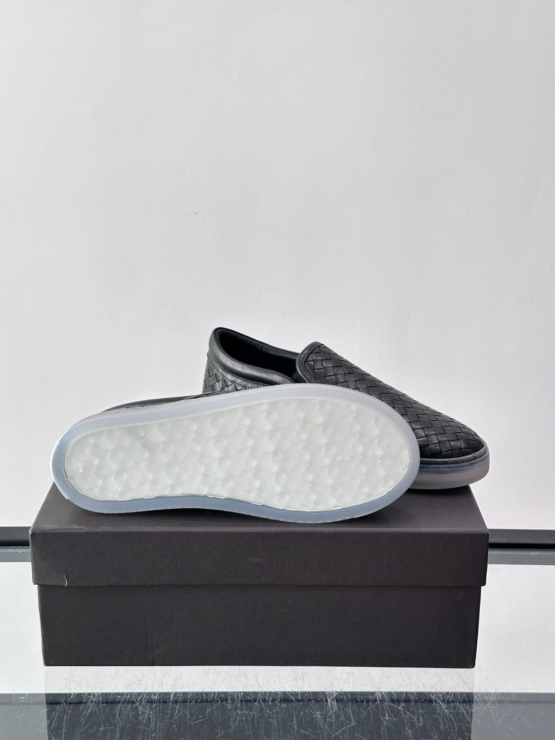 ​​Bottega Veneta Intrecciato 编织皮革一脚蹬​​，牛皮编织鞋面，透明橡胶底。 BV 的 In