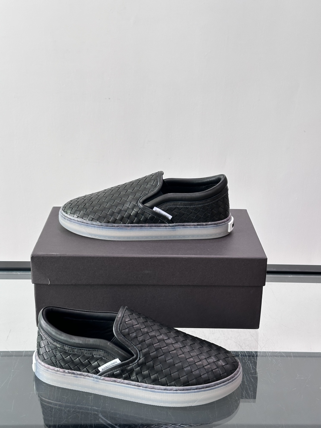​​Bottega Veneta Intrecciato 编织皮革一脚蹬​​，牛皮编织鞋面，透明橡胶底。 BV 的 In