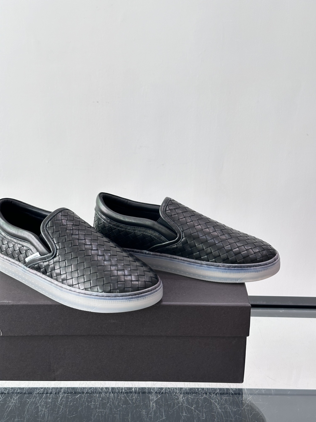 ​​Bottega Veneta Intrecciato 编织皮革一脚蹬​​，牛皮编织鞋面，透明橡胶底。 BV 的 In