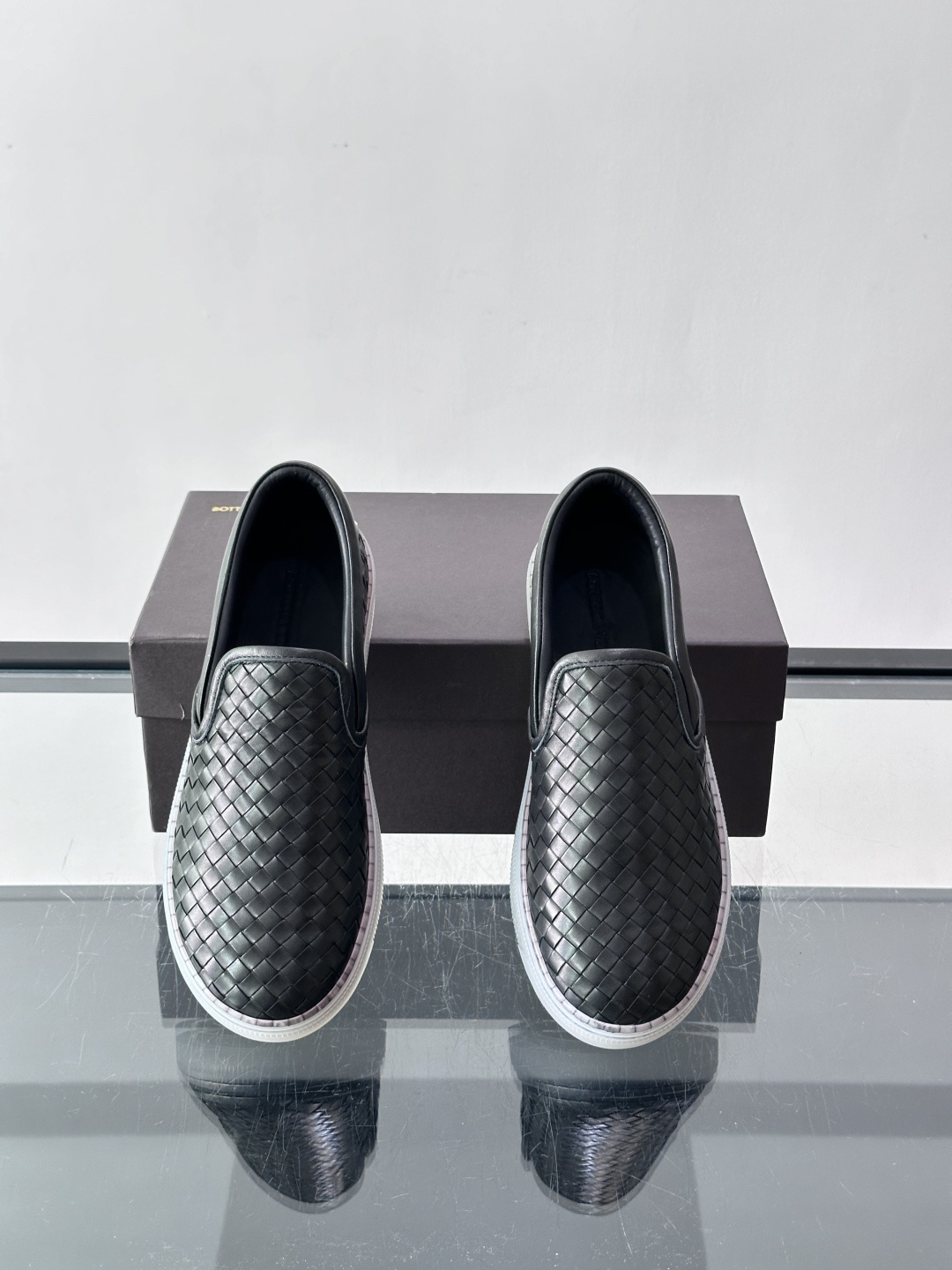 ​​Bottega Veneta Intrecciato 编织皮革一脚蹬​​，牛皮编织鞋面，透明橡胶底。 BV 的 In