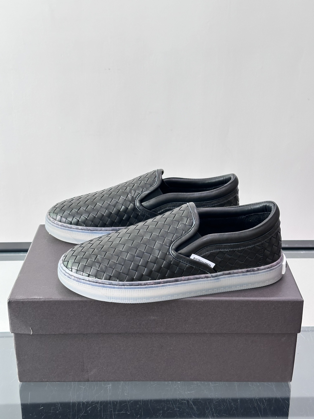 ​​Bottega Veneta Intrecciato 编织皮革一脚蹬​​，牛皮编织鞋面，透明橡胶底。 BV 的 In