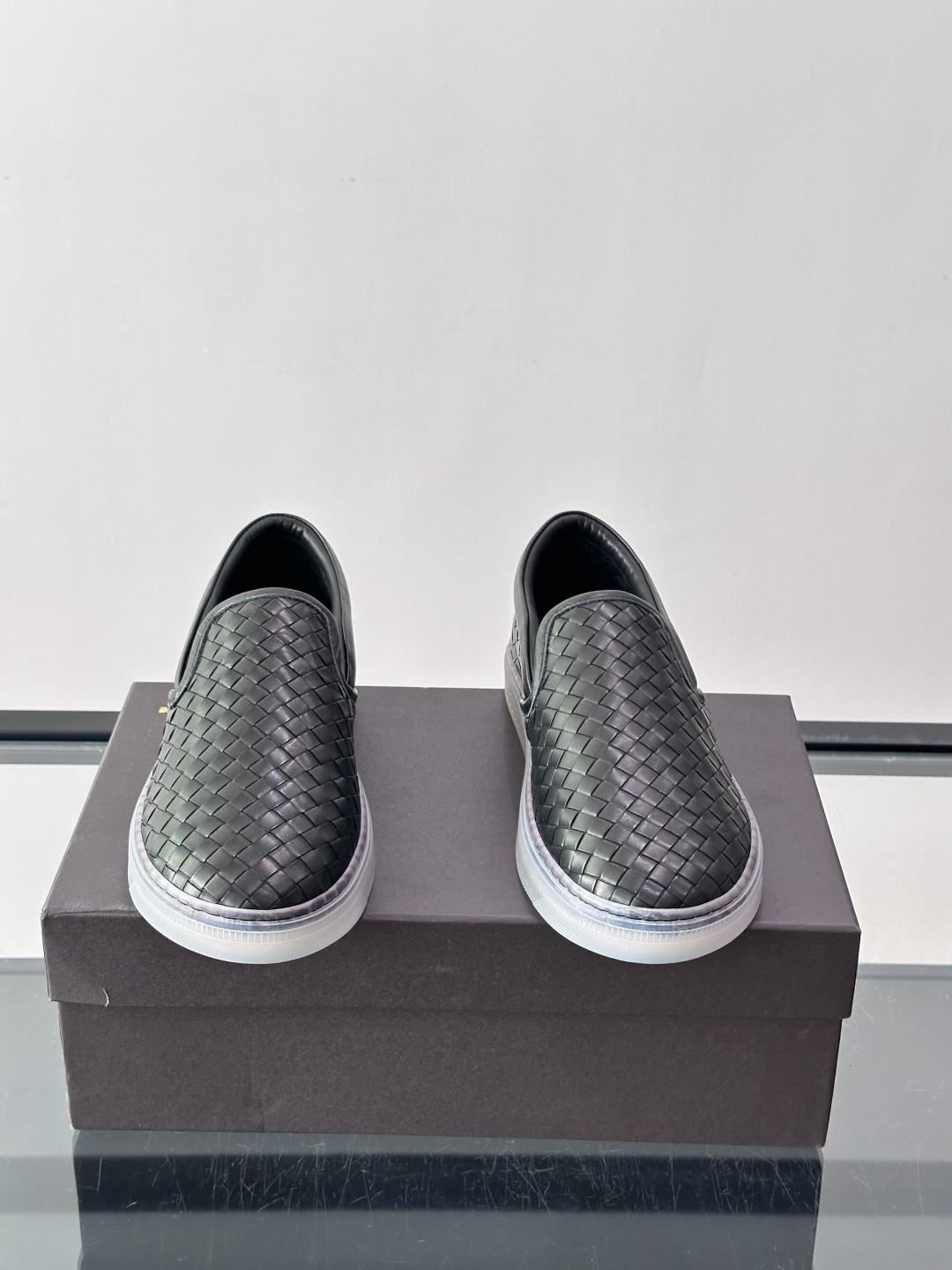 ​​Bottega Veneta Intrecciato 编织皮革一脚蹬​​，牛皮编织鞋面，透明橡胶底。 BV 的 In