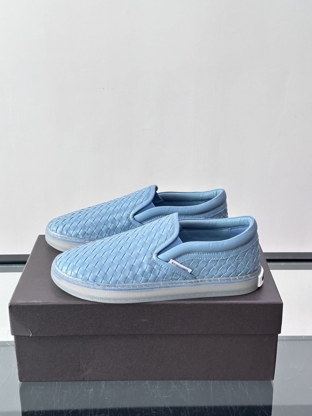 Bottega Veneta Intrecciato 编织皮革一脚蹬,牛皮编织鞋面,透明橡胶底。 BV 的 In Bottega Veneta Intrecciato 编织皮革一脚蹬,牛皮编织鞋面,透明橡胶底。 BV 的 In