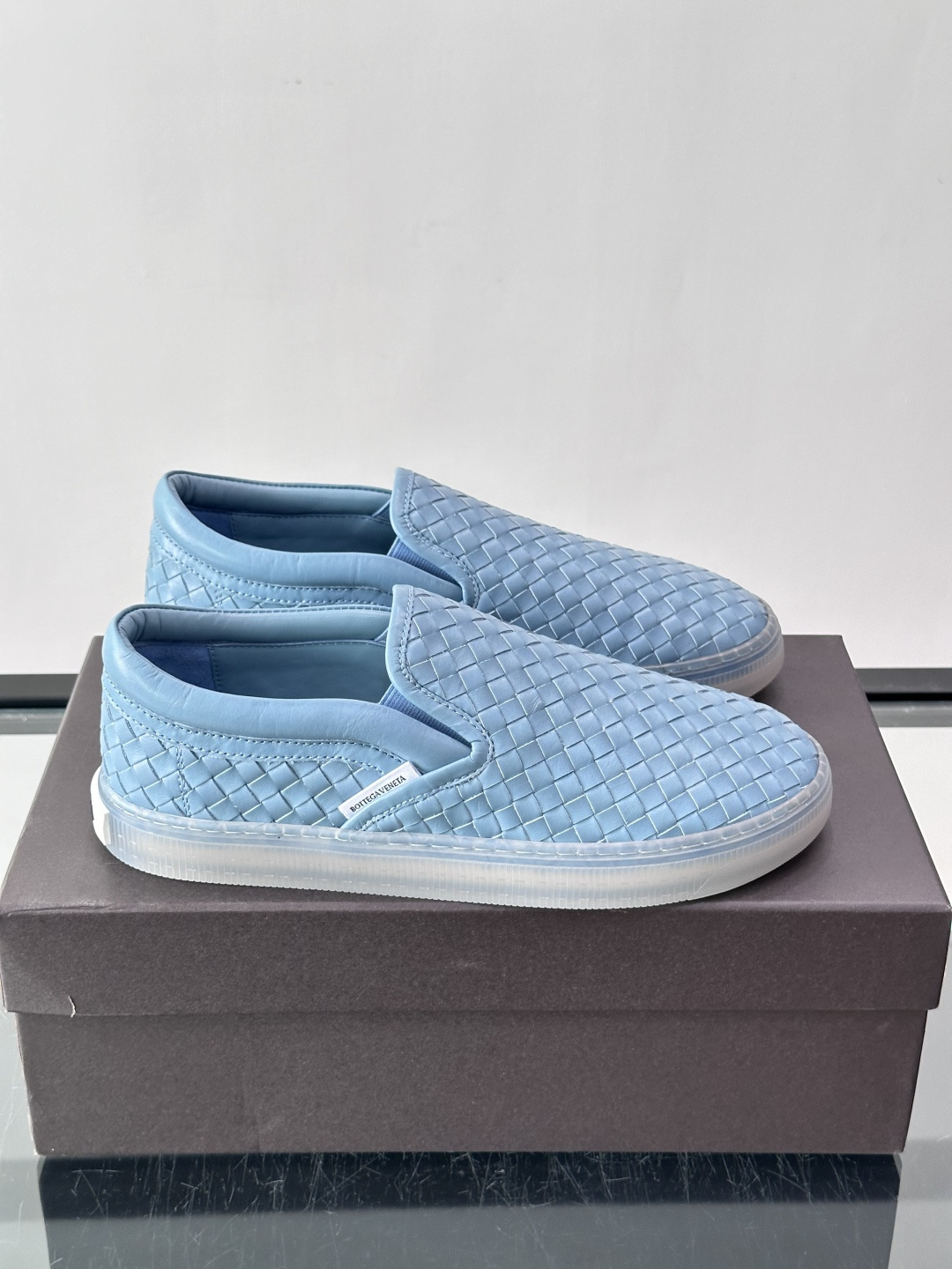 Bottega Veneta Intrecciato 编织皮革一脚蹬,牛皮编织鞋面,透明橡胶底。 BV 的 In Bottega Veneta Intrecciato 编织皮革一脚蹬,牛皮编织鞋面,透明橡胶底。 BV 的 In