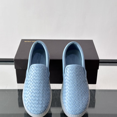 Bottega Veneta Intrecciato 编织皮革一脚蹬,牛皮编织鞋面,透明橡胶底。 BV 的 In Bottega Veneta Intrecciato 编织皮革一脚蹬,牛皮编织鞋面,透明橡胶底。 BV 的 In