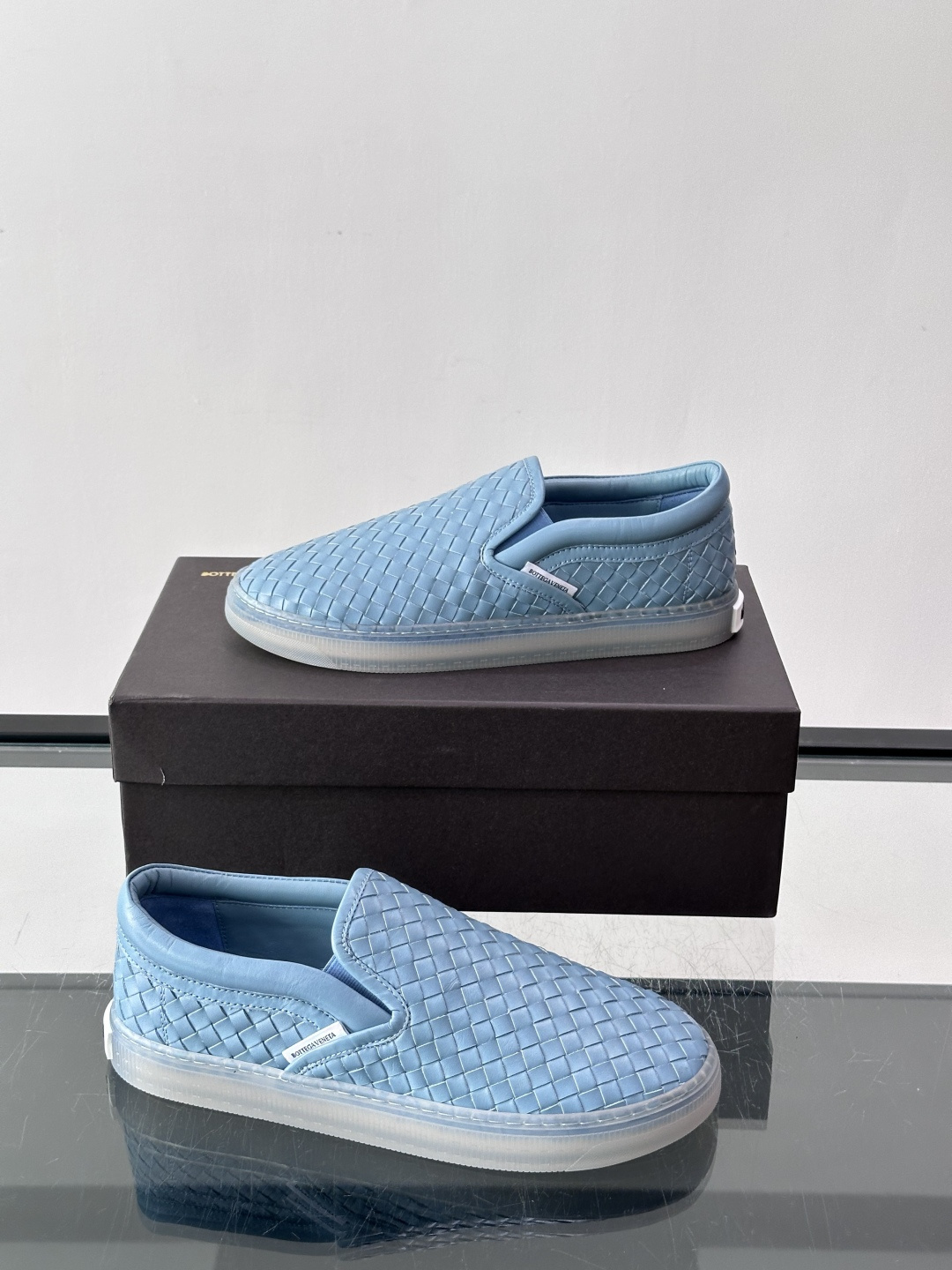 Bottega Veneta Intrecciato 编织皮革一脚蹬,牛皮编织鞋面,透明橡胶底。 BV 的 In Bottega Veneta Intrecciato 编织皮革一脚蹬,牛皮编织鞋面,透明橡胶底。 BV 的 In
