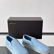 Bottega Veneta Intrecciato 编织皮革一脚蹬,牛皮编织鞋面,透明橡胶底。 BV 的 In Bottega Veneta Intrecciato 编织皮革一脚蹬,牛皮编织鞋面,透明橡胶底。 BV 的 In