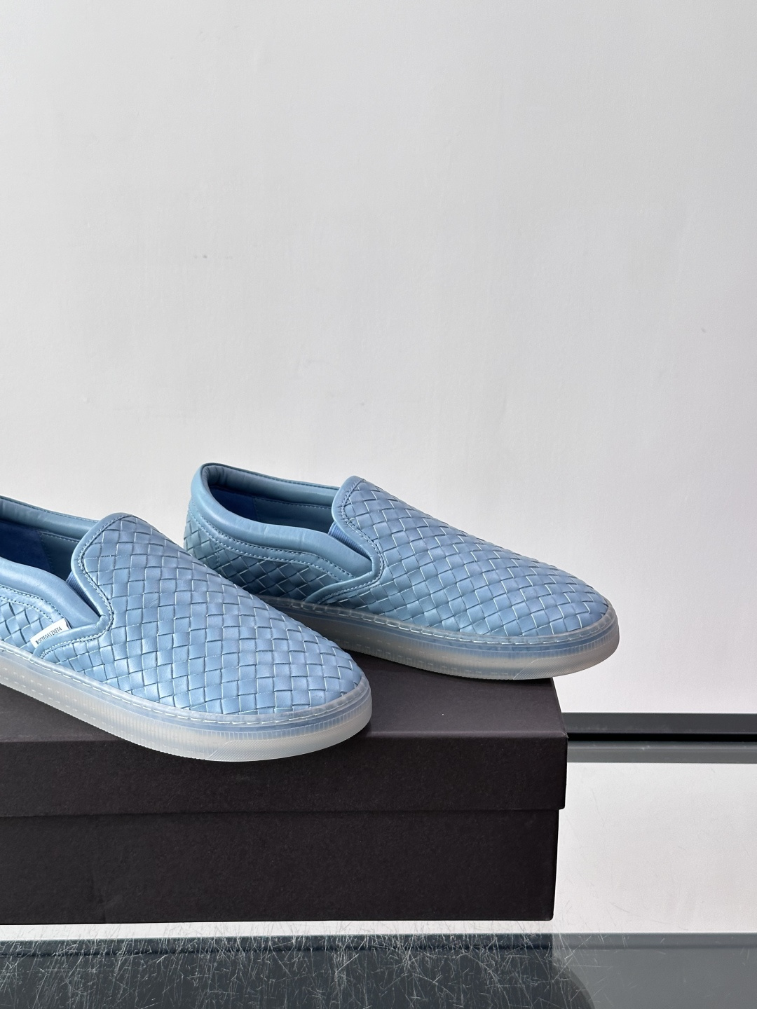 Bottega Veneta Intrecciato 编织皮革一脚蹬,牛皮编织鞋面,透明橡胶底。 BV 的 In Bottega Veneta Intrecciato 编织皮革一脚蹬,牛皮编织鞋面,透明橡胶底。 BV 的 In