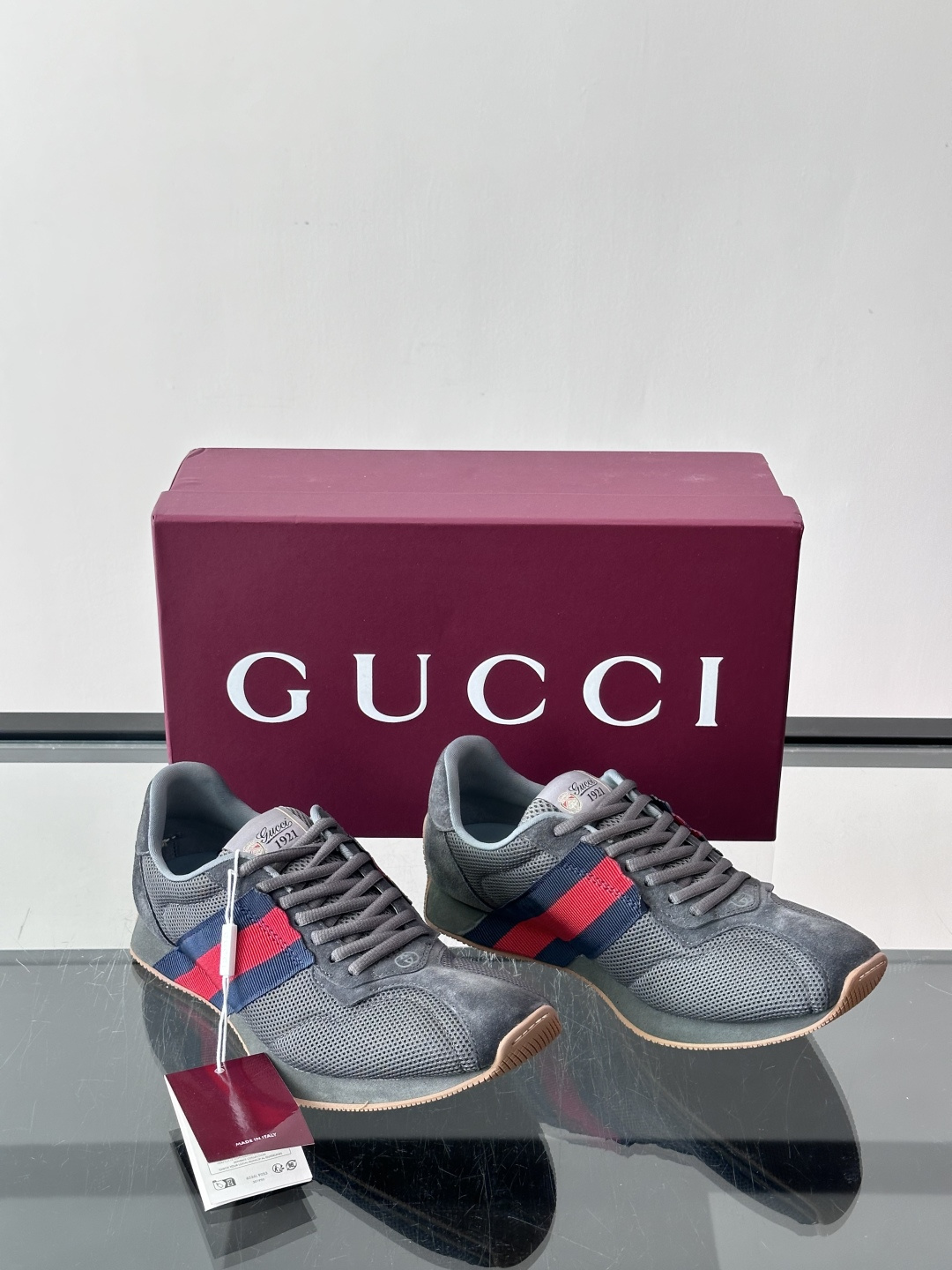 Gucci TemPo系列男士运动鞋 Generation Gucci 古驰世代系列深入探索品牌的典藏元素，将不同世代的